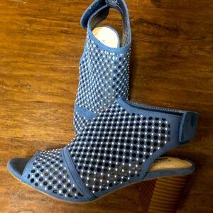 Ladies size 7 jean shoes